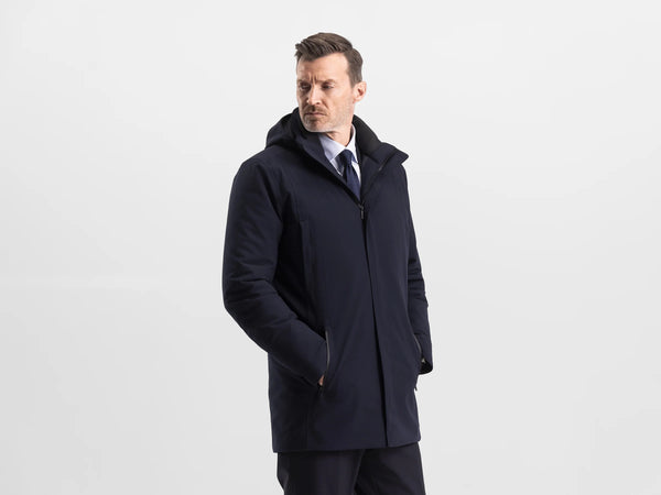 https://content.storeinfo.nl/applicatie/img/1104/20250827132507_2975527_UBRRegulatorParkaSavilleDarkNavyWool2.webp