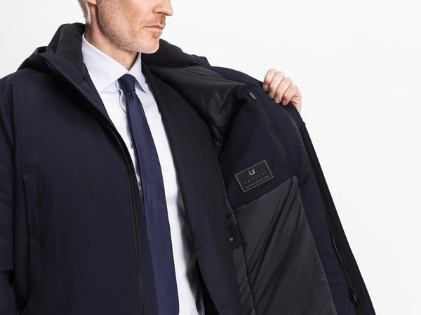 https://content.storeinfo.nl/applicatie/img/1104/20250827132516_2980205_UBRRegulatorParkaSavilleDarkNavyWool3.webp