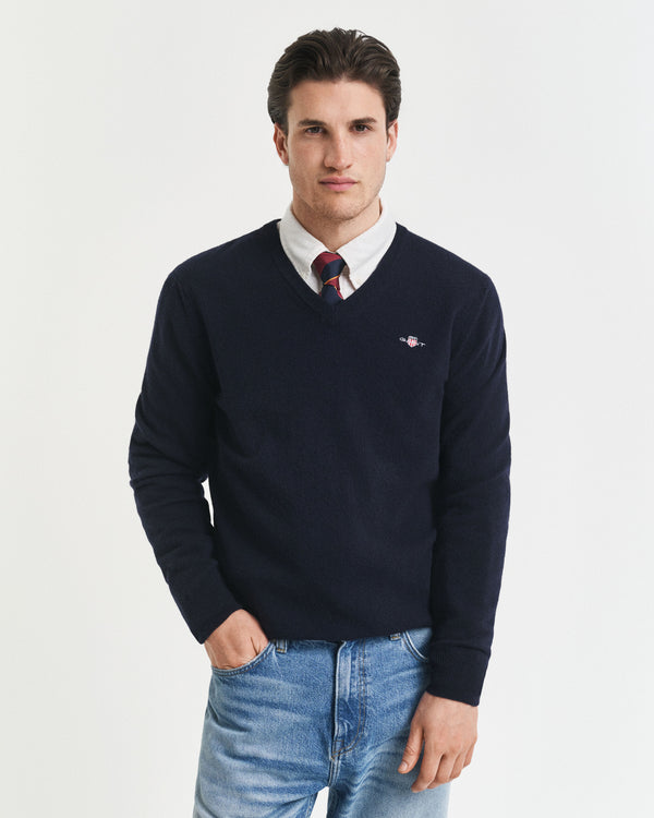 https://content.storeinfo.nl/applicatie/img/1104/20250828150905_576075_GANTlambswoolvnecknavy2.jpg
